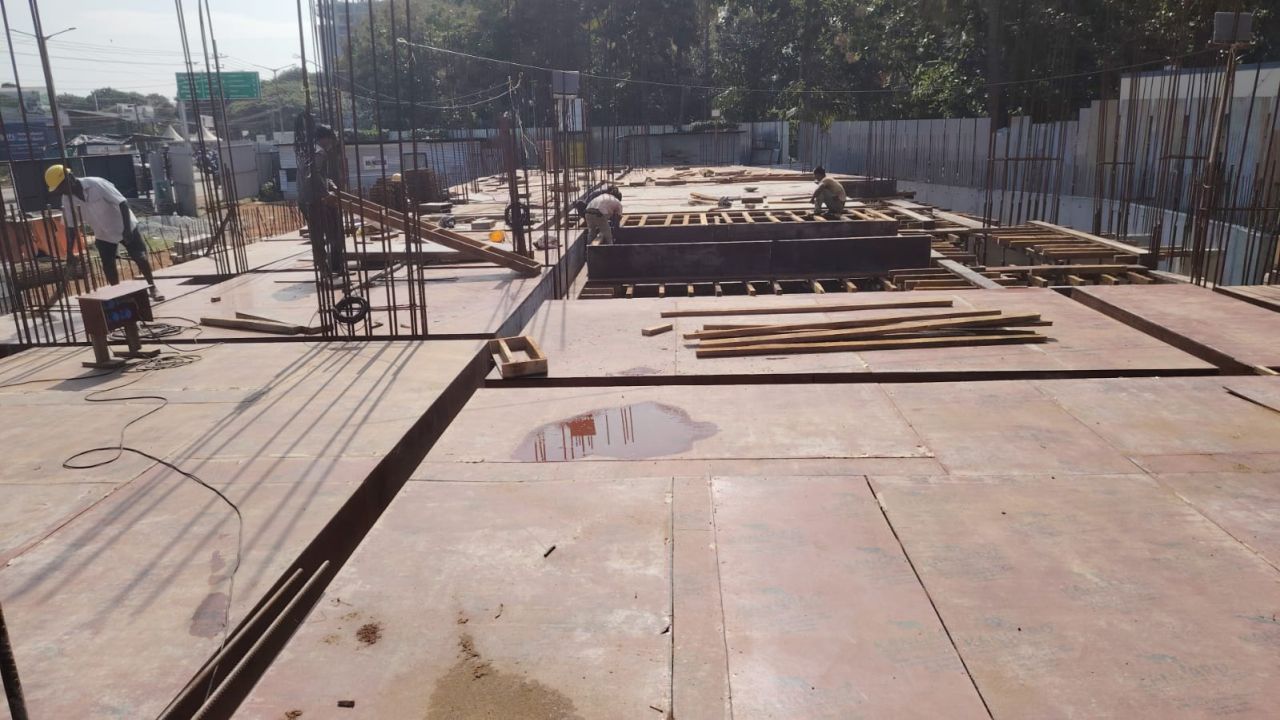 Inland Tiara first slab pour 2 plywood shuttering and slab formwork being laid by workers.